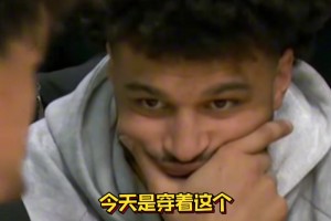 霍伊伦进球后C罗面前siuuuu，这一幕被现场抓拍了下来😅