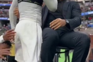吓懵了😂！巴拿马绝杀美国，球员场边庆祝怒指亨利：你是我偶像