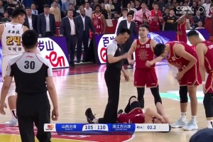 完全没必要！许钟豪恶意挥肘打到张宁面部 被吹违体送两罚一掷