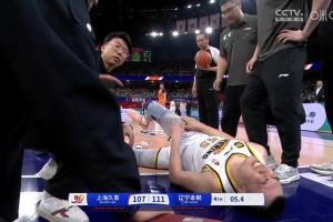 望无大碍！李晓旭误伤韩德君 后者捂着膝盖倒地&表情十分痛苦