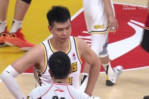 不满判罚！许钟豪昨日被吹违体后，和裁判沟通完竟然翻白眼🙄