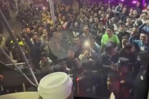 不满其肘击张宁！山西球迷围堵广厦大巴齐声骂：许钟豪傻X🤬