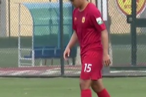 菜的发昏😳湖北青年星球员逆天乌龙，停球“爆射”自己大门