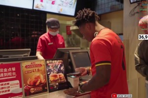 甲亢哥在上海KFC点餐时，发现有个小孩手机壁纸是C罗和梅西！