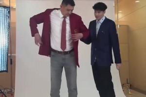 虎父无犬子！大儿子巩峻青给父亲巩晓彬披上名人堂西装❤️