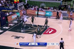 尴尬吐饼😥曾凡博灵性分球，周琦面对空篮竟离谱大力扣飞