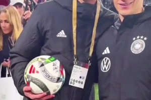 德意之战小球童一夜走红，获赠球衣球票还能参加欧冠