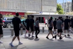 这么轻松？澳大利亚全队上午还在杭州散步，晚上2-0轻取国足