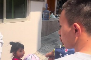 也是挺累~杜锋从球队下班，小朋友追着要签名堵住车门