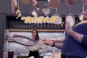 这就是詹俊解说的专业之处！切画面到场边，他依旧能‌娓娓而谈！