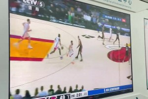这看着爽啊！医院大屏幕上播放NBA比赛 患者家属驻足观看
