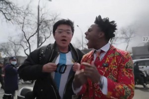 中国球迷在甲亢哥面前脱掉外套漏出梅西球衣，甲亢哥直接破防😅