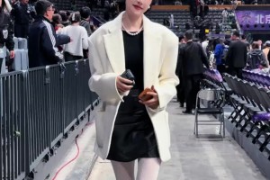 白丝大长腿也不错哦！许诺又来看球了 这次从黑丝换成了白丝啊~
