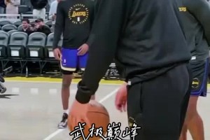 东契奇命中半场三分 助教又得罚做俯卧撑了😂