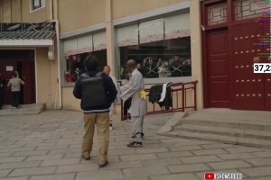 甲亢哥体验“闪电五连鞭”，结果一鞭抽了自己脑袋🤣