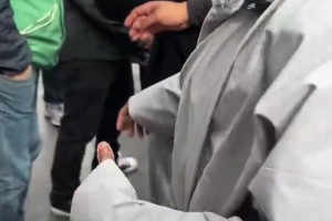 网友给甲亢哥递烟，甲亢哥直说no,no,no😂