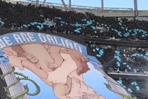 尽显霸气！东北德比前大连英博升起巨幅tifo——我们是大连💪