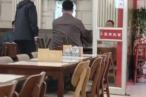 网友吃拉面偶遇姚明：大姚坐着也快1米7了吧😱😱😱
