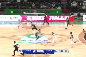 这球机智啊！高诗岩反击在中场出手，造了李晓旭一个三分犯规！