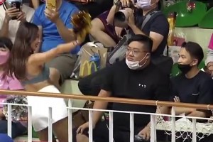 😍啦啦队美女直接在面前表演，真是便宜这位小胖哥了！