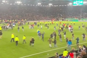 这就是足球！德丙球队比勒菲尔德淘汰勒沃库森，赛后球迷冲场庆祝