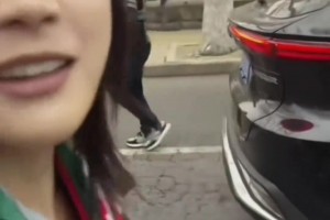 女球迷看球会说脏话吗？小姐姐：不会，比赛时：裁判我C…😂