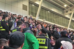 邻里摩擦🔥，实拍：北京球迷与天津球迷疑似在看台发生冲突