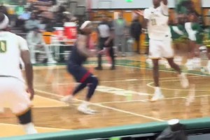 莫兰特看了都沉默！NCAA后卫的实战扣篮，比NBA全明星还炸😱
