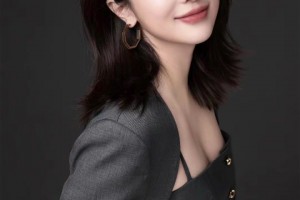 🧐图啥呢？被锤出轨的青岛主帅刘维伟，明明妻子都这么好看~