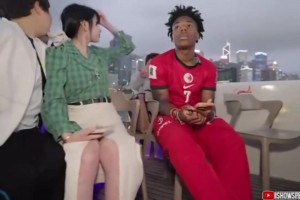 避免小姐姐走光，甲亢哥示意摄影师把镜头抬起别拍她腿👍