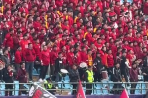 泰山球员受伤！亚泰球迷大喊：不踢滚蛋！😡