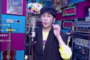 逆天！中国粉丝高举梅西让甲亢哥怀孕照片，深圳太抽象了😅