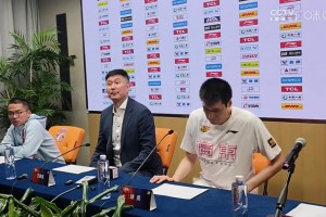 被绝杀后心态还不错！杜锋回应边线球世界难题：下次问郭士强指导😂