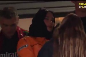 当枪迷？知名美女歌手Dua Lipa现场观战阿森纳vs皇马