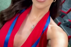 隐隐约约~斯洛伐克国家队的美女主持~🥰原来这就是欧洲美女嘛