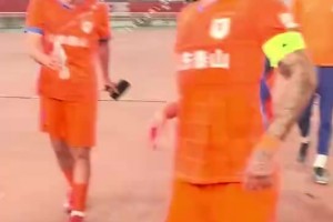 山东泰山队主场大胜深圳，赛后克雷桑却被人背后偷袭了😁