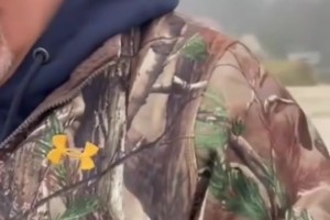 路人遇见巴乔在看风景，当年梳着小辫呆梨的帅哥已经这么老了🥲