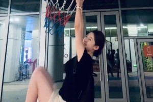 小姐姐这扣篮动作还挺娴熟的！