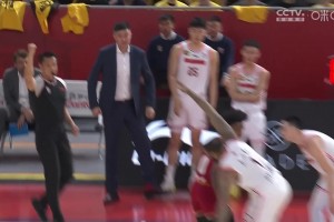 十分生气！！！杜锋不满队员表现 在场边激动开麦爆粗🤬