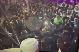 山西球迷是真热血啊！此前曾围堵广厦大巴齐声骂：许钟豪傻X🤬