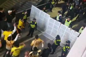 赛后青岛西海岸球迷怒骂泰山球迷+竖中指😡