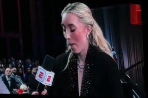 妆都快哭花了🥺佩奇当选WNBA状元后接受采访激动落泪