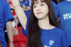哇哦😍！三镇还有这么漂亮的女球迷，真养眼😍