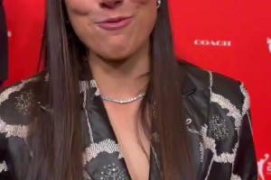 威嫂看到要打人的！威少上手帮WNBA妹子整理胸前的衣服😁