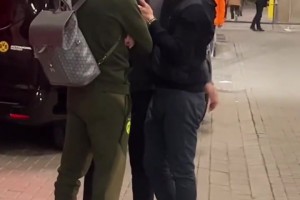 聊啥呢🤔多特3-1巴萨，赛后弗里克与科瓦奇勾肩搭背相谈甚欢