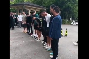 戴帽鞠躬引争议！王钰栋等浙江队球员鞠躬默哀悼念布彭扎
