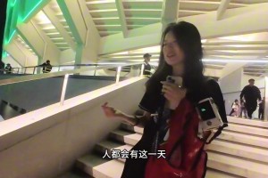 出水芙蓉😍意大利美女主持身材姣好，仿若出水的鱼儿在嬉戏~