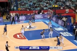 赵嘉仁半场前0.5秒送对手三分犯规 被解说调侃：堪比威少😅