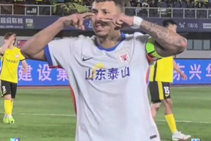 京鲁大战如此火爆！现场超5000名泰山球迷为球队加油