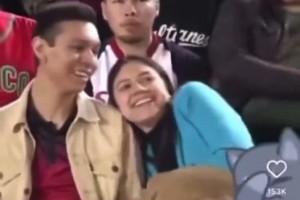 当面绿？kisscam男朋友不愿意亲嘴，被身后男子捡到机会😂
